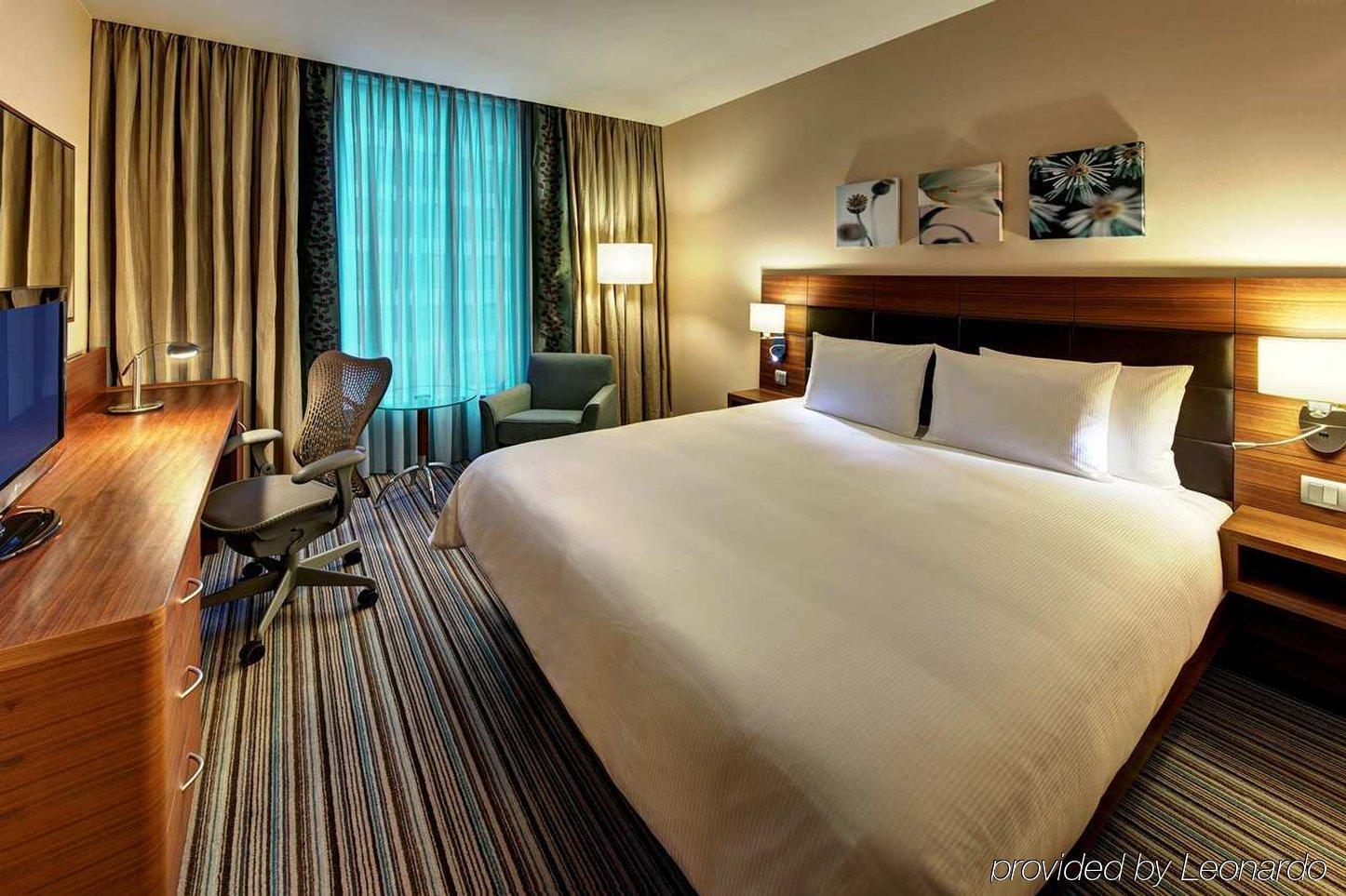 Doubletree By Hilton Gurugram Baani Square Hotel Гургаон Стая снимка