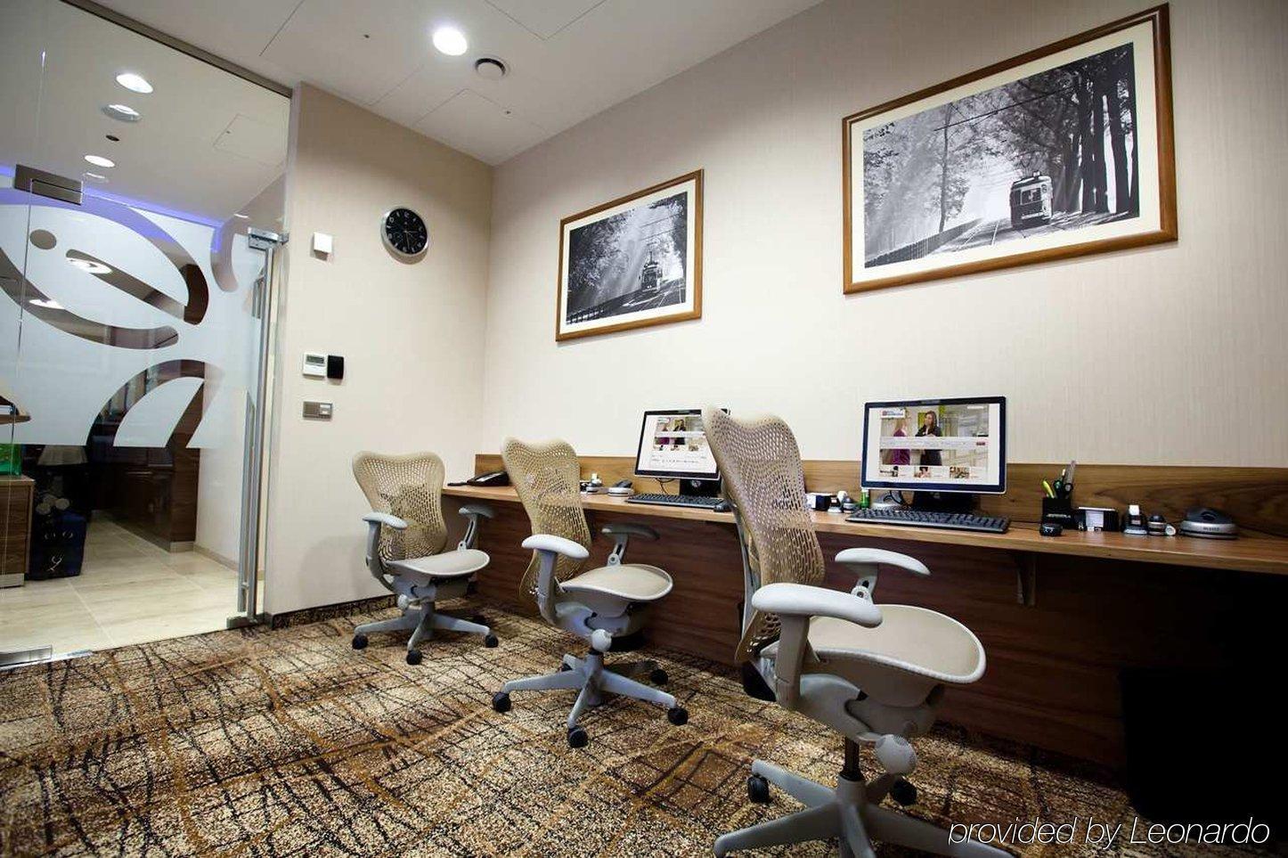 Doubletree By Hilton Gurugram Baani Square Hotel Гургаон Съоръжения снимка